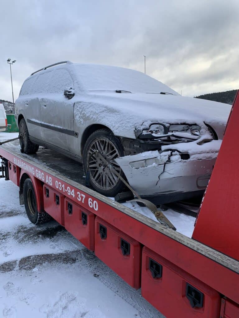 På en bilskrot i Angered är det viktigt att hantera allt avfall på ett sätt som skyddar miljön. Tänk på den lilla mängd olja som kan finnas kvar i en bils oljetank. Om den rinner ut vid pressning av en bil, kanske det inte verkar så farligt. Men när tusentals bilar släpper ifrån sig olja kan det orsaka stor skada på miljön. En ansvarsfull bilskrot i Angered ser till att ingen olja eller batterisyra når naturen. Allt tas om hand innan bilen pressas ihop till en liten skrotbit.